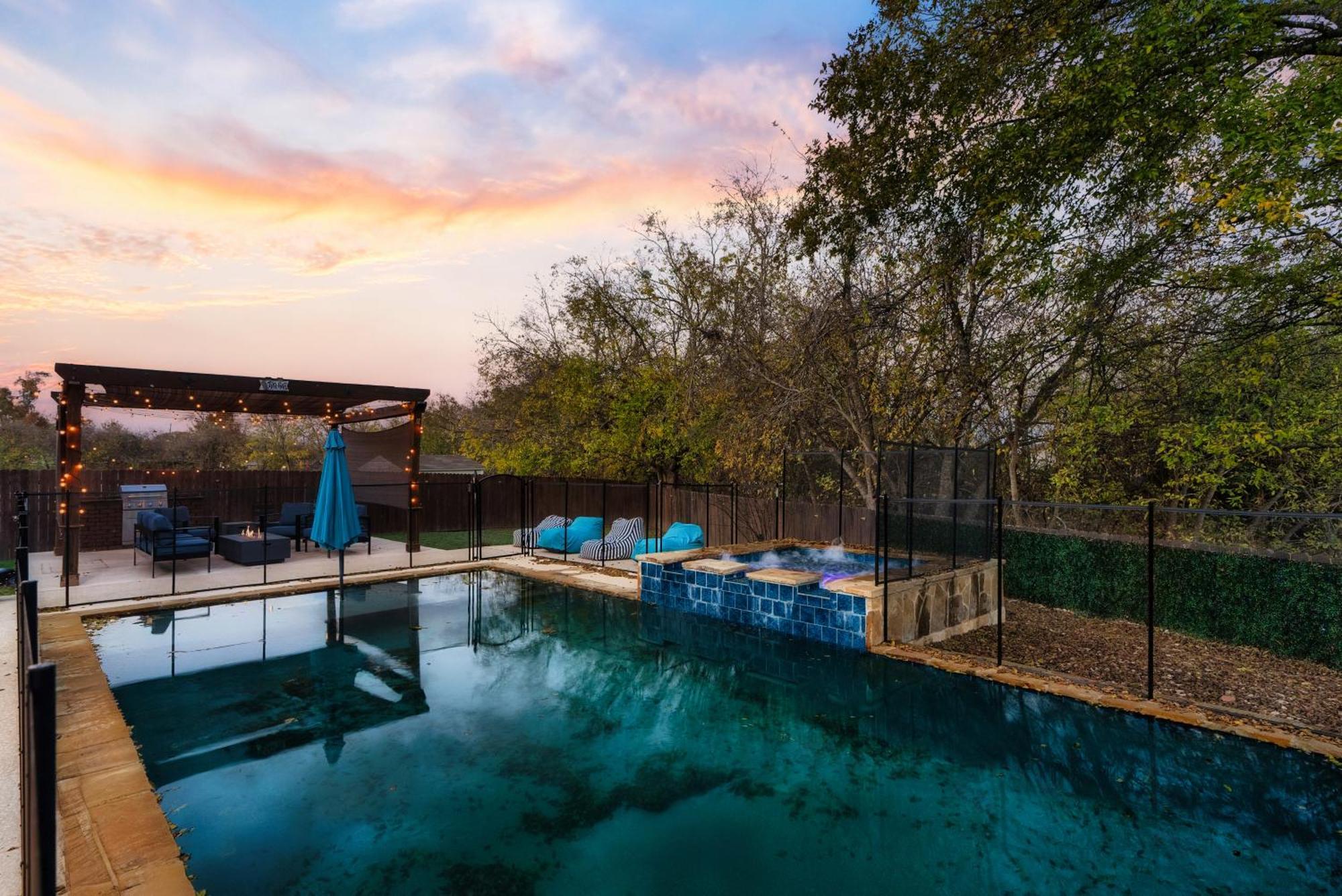Stunning Family Home With Pool & Hot Tub - Sleeps 17 ฟลูเกอร์วิลล์ ภายนอก รูปภาพ